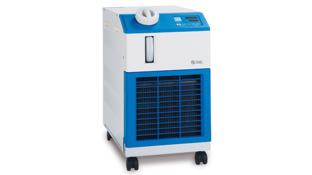 Das neue Kühl- und Temperiergerät HRS040 mit 3,8 kW erweitert das HRS-Sortiment von SMC um ein kompaktes Kraftpaket, das maximale Kühlleistung bei minimierter Maschinengröße bietet. (Foto: SMC Deutschland GmbH) Das neue Kühl- und Temperiergerät HRS040 mit 3,8 kW erweitert das HRS-Sortiment von SMC um ein kompaktes Kraftpaket, das maximale Kühlleistung bei minimierter Maschinengröße bietet. (Foto: SMC Deutschland GmbH)