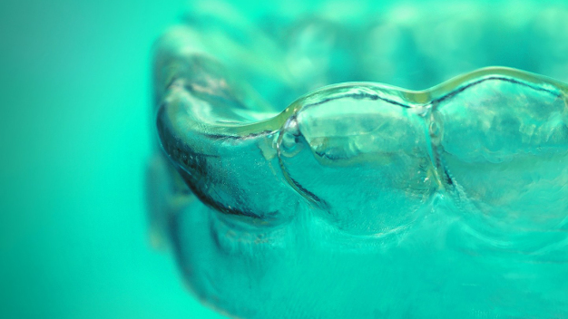 Mit Alignern aus Formgedächtnispolymeren kann die Anzahl kieferorthopädischer Zahnschienen im Verlauf einer Therapie reduziert werden. © Fraunhofer IAP / Aligners made of shape memory polymers can reduce the number of orthodontic splints in the therapeutic process. © Fraunhofer IAP