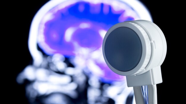 Der 3D-Matrix-Ultraschalltransducer für die transkranielle Neurostimulation ist in der Lage, exakt bestimmte Punkte in der Tiefe des Gehirns zu stimulieren. © Fraunhofer IBMT, Bernd Müller / The 3D matrix ultrasound transducer for transcranial neurostimulation can stimulate specific points deep inside the brain with precision targeting. © Fraunhofer IBMT, Bernd Müller