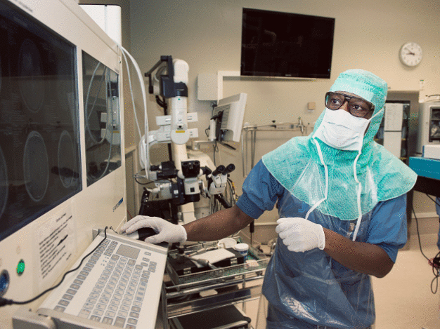 Entwicklung neuer Krebstherapien: Dr. Ernest Dodoo, Neurochirurg und Chief Development Officer bei polybiocept, informiert sich vor der OP eines Tumors über die exakte Lage. Valicare unterstützt das schwedische Unternehmen bei der Etablierung neuer Krebstherapien. (Foto: Bosch) / Developing new cancer therapies: Dr Ernest Dodoo, neurosurgeon and chief development officer at polybiocept, is catching up on the exact condition before the surgery of a tumor. Valicare supports the Swedish company in establishing new cancer treatments. (Picture: Bosch)