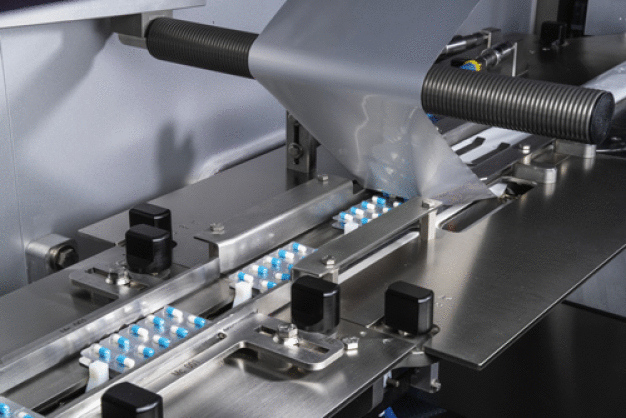 Pharmazeutische Produkte sicher verpacken: Die horizontale Schlauchbeutelmaschine Sigpack HML von Bosch verpackt Produkte wie Blister zuverlässig in hermetische Dichtpackungen. (Foto: Bosch) / Safely packaging pharmaceutical products: Bosch’s horizontal flow wrapping machine Sigpack HML allows products such as blisters to be reliably hermetically packaged. (Picture: Bosch)