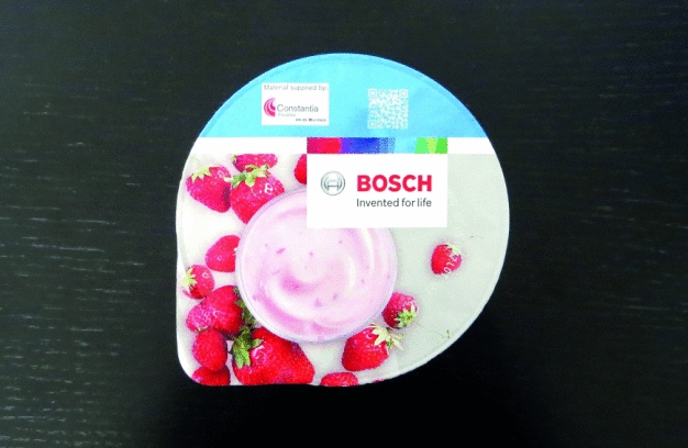 Track & Trace für die Nahrungsmittelindustrie: Über den auf dem Deckel des Joghurtbechers aufgedruckten QR-Code können Endkonsumenten sich vergewissern, ob sie ein Originalprodukt gekauft haben. (Foto: Bosch) / Track & Trace for the food industry: Thanks to the QR code printed onto the lid of the yoghurt cup, end consumers can verify whether they have bought an original product. (Picture: Bosch)