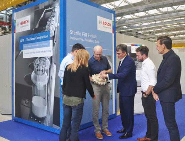 Neue Füll- und Verschließmaschine AFG 5000 für Pulver: Bei einer exklusiven Maschinenpräsentation für Kunden erläuterten Bosch-Experten die Vorteile der neuen AFG 5000. (Foto: Bosch) / New filling and closing machine AFG 5000 for powders: During an exclusive machine presentation for customers, Bosch experts explained the advantages of the new AFG 5000. (Picture: Bosch)