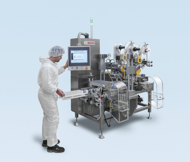 Zuverlässige Serialisierung: CPS 1900 mit Waage und Tamper Evident: Für die Serialisierung der Faltschachteln sorgt ein CPS-Modul mit Kontrollwaage und Tamper Evident-Etikettierfunktion. (Foto: Bosch) / Reliable serialization: CPS 1900 with checkweigher and Tamper Evident: A CPS module with checkweigher and Tamper Evident labelling function serializes the folded cartons. (Picture: Bosch)