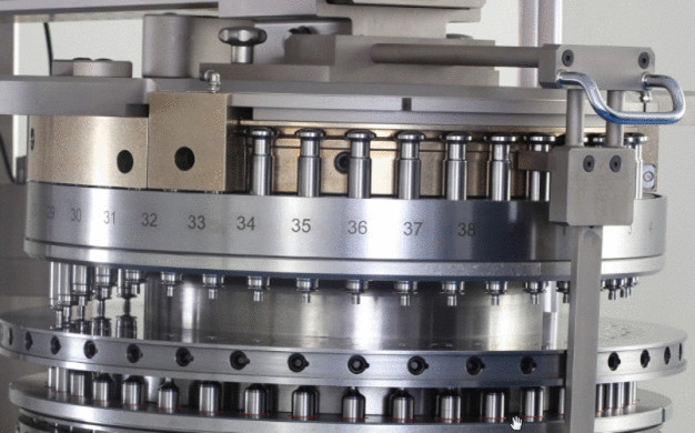 Erste TPR 500 Tablettenpresse „made in Germany“: Ausgestattet mit einem 56 Stationen umfassenden Rotor, erzielt die TPR 500 eine Ausbringung von mehr als 400.000 Tabletten pro Stunde. (Foto: Bosch) / First TPR 500 tablet press “made in Germany”: Equipped with a 56-station rotor, the TPR 500 has an output rate of over 400,000 tablets per hour. (Picture: Bosch) Erste TPR 500 Tablettenpresse „made in Germany“: Ausgestattet mit einem 56 Stationen umfassenden Rotor, erzielt die TPR 500 eine Ausbringung von mehr als 400.000 Tabletten pro Stunde. (Foto: Bosch) / First TPR 500 tablet press “made in Germany”: Equipped with a 56-station rotor, the TPR 500 has an output rate of over 400,000 tablets per hour. (Picture: Bosch)