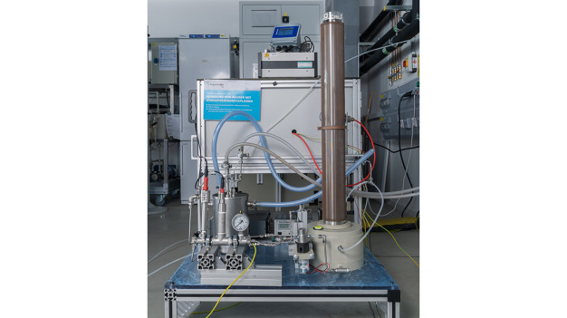 Versuchsanlage zur Eliminierung von PFAS. Nach ersten erfolgreichen Versuchen soll die Technologie auch für praktische Anwendungen im Industriemaßstab optimiert und skaliert werden. © Fraunhofer IGB / Pilot plant for the elimination of PFAS. Following the initial success of the trials, the technology is now to be optimized and scaled up for practical applications on an industrial scale. © Fraunhofer IGB