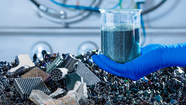 RECOSiC nutzt Nebenabfälle aus dem Acheson-Verfahren und verwandelt diese im geschlossenen Hightech-Ofen in hochreines Siliciumcarbid. Das SiC liegt am Ende in Pulverform vor. © Fraunhofer IKTS / RECOSiC© uses waste and by-products from the Acheson process and turns them into high-purity silicon carbide in an enclosed high-tech furnace. The product of the process is powdered SiC. © Fraunhofer IKTS