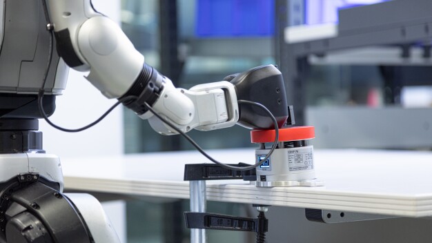 Aby oszacować siłę podczas zderzenia, robot uderza w czujnik siły, taki sam, jak używany do pomiarów w cobotach. © Fraunhofer IPA/Foto: Rainer Bez