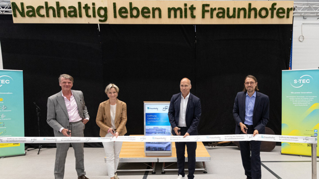 Architekt Georg Gewers, Wirtschaftsministerin Dr. Nicole Hoffmeister-Kraut, IPA-Institutsleiter Prof. Thomas Bauernhansl und Zentrumsleiter für Leichtbautechnologien Dr. Marco Schneider in Position bei der Eröffnung. © Fraunhofer IPA / Foto: Rainer Bez