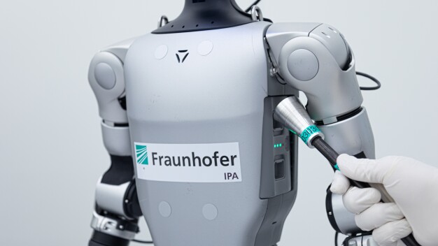 Za pomocą rury pomiarowej mierzona jest emisja cząstek w środowisku czystego pomieszczenia. © Fraunhofer IPA/Foto: Rainer Bez