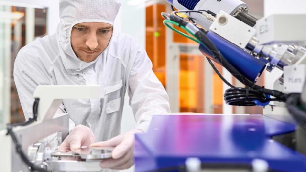 Il perfezionismo ne vale la pena: un singolo squama della pelle può essere sufficiente a distruggere dozzine di microchip. (Immagine: Lucia Luca Hunziker / ETH Zurigo)