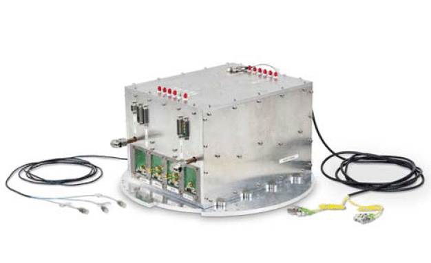 MAIUS-Lasersystem: MAIUS-Lasersystem, mit dem im Weltraum erstmalig ein Bose-Einstein-Kondensat erzeugt wurde. Es ist in etwa so groß wie ein Schuhkarton und 27 kg schwer. Die hybrid-integrierten Lasermodule des FBH befinden sich unten im System, auf der Oberseite wird das Laserlicht für die Weiterleitung an das Hauptexperiment aufbereitet. (© Humboldt-Universität zu Berlin) / MAIUS laser system: Used to successfully create a Bose-Einstein condensate for the first time in space. It is about as big as a shoe box with a mass of 27 kg. FBH’s laser modules are integrated on the bottom side of the heat sink, the top side houses modules for further processing of the light to be transferred to the main experiment. (© Humboldt-Universität zu Berlin) 