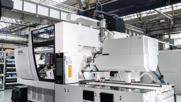 Precision in the tenths-of-a-gram range: the all-electric e-mac 200 delivers repeatable processes even with the smallest shot weights. Options developed specifically for medical applications and the enclosed toggle mechanism support clean, cleanroom-compatible production.
