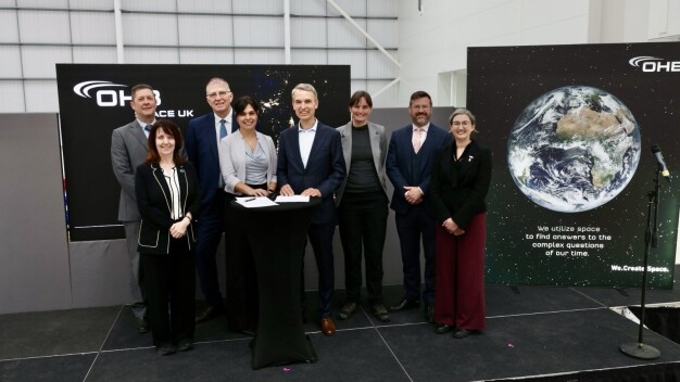 Az ESA EnVision küldetésének aláírása az OHB Space UK új tisztatérjében: Dario Falleri (TAS) Carole Mundell (ESA), Marco Fuchs (OHB), Laura Costanza (ESA) Oliver Salisch (OHB), Kim Lake (OHB), Kevin Guy (WECA), Julie Black (UK Space Agency), Fotó (balról jobbra). © OHB