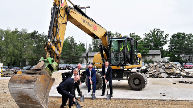 Spatenstich für den Bau der neuen Lagerhalle am Sumitomo /SHI) Demag Standort, Schwaig; v.l.n.r. Dr. Thorsten Thümen, Shoichi Ohira, Gerd Liebig, Robert Josephus, Martin Fischer. / Ground-breaking ceremony for the construction of the new warehouse at Sumitomo /SHI) Demag location, Schwaig; from left to right Dr. Thorsten Thümen, Shoichi Ohira, Gerd Liebig, Robert Josephus, Martin Fischer.