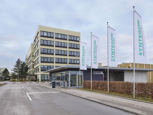 Die neuen Syntegon-Flaggen wehen nun vor der Firmenzentrale in Waiblingen. / The new Syntegon flags in front of the company headquarters in Waiblingen.