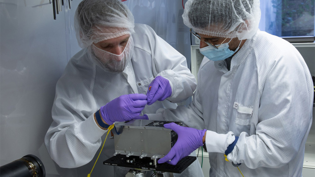 Cube1G Terminal – Work in the cleanroom: The optical terminal is being prepared for deployment in the cleanroom of the DLR Institute of Communication and Navigation. In the SeRANIS mission (Seamless Radio Access Networks for Internet of Space), experiments are demonstrated on the small satellite ATHENE-1, whose data are transmitted to the ground via Cube1G. (Credit: © DLR. All rights reserved)
