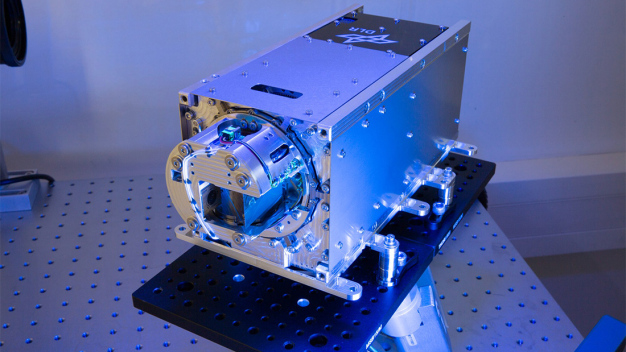Cube1G Terminal in the cleanroom: The optical Cube1G terminal features a coarse alignment unit that can move the laser beam in any direction independently of the carrier system. This flexibility enables data transmission regardless of the satellite's position. (Credit: DLR (CC BY-NC-ND 3.0))