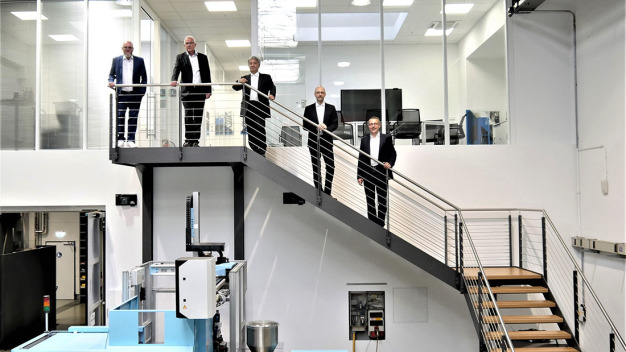 Das Management von Sumitomo (SHI) Demag vor dem erweiterten Schulungscenter in Schwaig; v.l.n.r. Robert Josephus, Gerd Liebig, Shoichi Ohira,  Dr. Thorsten Thümen, Martin Fischer. / The management of Sumitomo (SHI) Demag in front of the expanded training centre in Schwaig; from left to right Robert Josephus, Gerd Liebig, Shoichi Ohira, Dr. Thorsten Thümen, Martin Fischer.