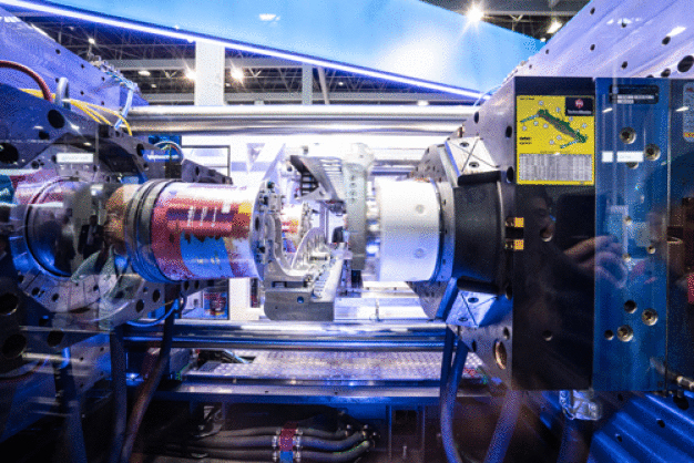 Die ausgestellten Verpackungsinnovationen, darunter die neue El-Exis SP 10.000 kN, erwiesen sich als wichtige Attraktion. / The packaging innovations on show, including the new El-Exis SP 1000 ton, proved to be a key attraction. Die ausgestellten Verpackungsinnovationen, darunter die neue El-Exis SP 10.000 kN, erwiesen sich als wichtige Attraktion. / The packaging innovations on show, including the new El-Exis SP 1000 ton, proved to be a key attraction.