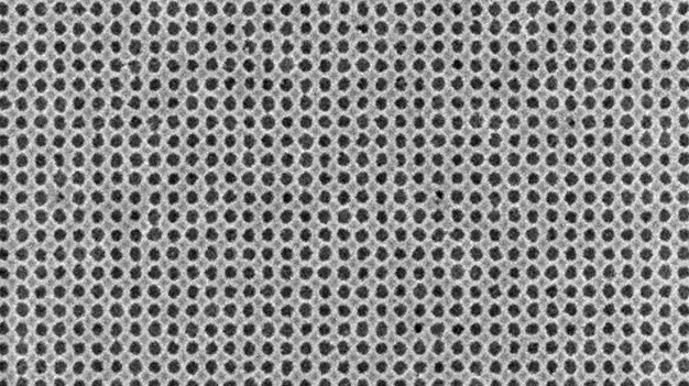 28nm Kontaktlöcher, erzielt mit einem 0,33NA NXE:3400 Vollfeldscanner, nach dem Entwickeln. / 28nm contact holes obtained on a 0.33NA NXE:3400 full field scanner, after developing.