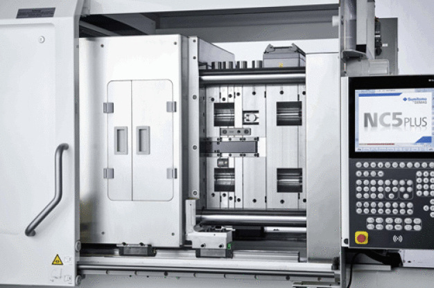 ie GMP-gerechte Ausführung des Werkzeugbereichs schützt vor Staubpartikeln und gewährleistet eine kontaminationsfreie Produktion. / The GMP-compliant layout of the mould area protects against dust particles and ensures contamination-free production. ie GMP-gerechte Ausführung des Werkzeugbereichs schützt vor Staubpartikeln und gewährleistet eine kontaminationsfreie Produktion. / The GMP-compliant layout of the mould area protects against dust particles and ensures contamination-free production.
