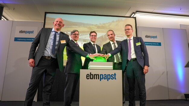 Dr. Sebastien Heini (Vice President E-Drive Solutions), Dr. Klaus Geißdörfer (CEO), Manuel Hagel (Fraktionsvorsitzender der CDU im Landtag von Baden-Württemberg), Jan Philippiak (Gesellschafter ebm-papst) und Prof. Dr.-Ing.Tomas Smetana (CTO) eröffnen die E-Drive Solution Labs. (Bild: ebm-papst)