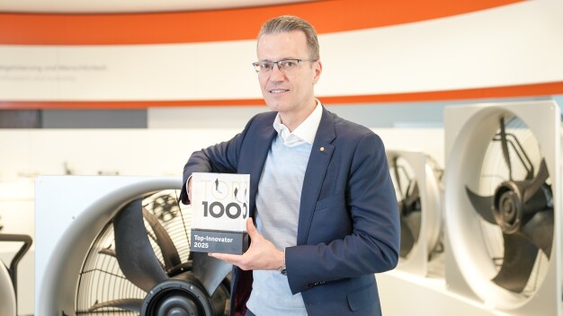 Stellvertretend für die Teams R&D und Innovationsmanagement nimmt Prof. Dr.-Ing. Tomas Smetana, Chief Technology Officer (CTO) der ebm‑papst Gruppe, den Top 100-Award entgegen. (Bild: ebm-papst)