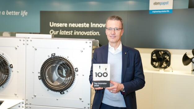 Stellvertretend für die Teams R&D und Innovationsmanagement nimmt Prof. Dr.-Ing. Tomas Smetana, Chief Technology Officer (CTO) der ebm‑papst Gruppe, den Top 100-Award entgegen. (Bild: ebm-papst)
