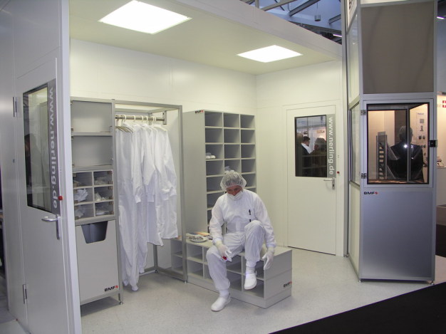 Nerling zeigt auf der Cleanrooms sein vom Fraunhofer IPA Stuttgart getestetes Wandsystem.