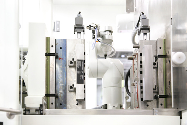Saubere Sache - Spritzgießmaschine mit integriertem Roboter unter Reinraumbedingungen