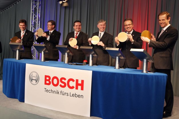 Größte Bosch-Einzelinvestition 200-mm-Halbleiterfabrik nimmt in Reutlingen den Betrieb auf Täglich bis zu eine Million Mikrochips