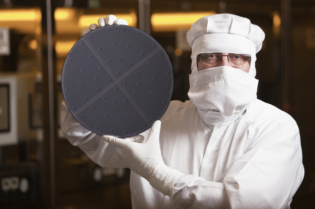 Leistungsstarke Mikroelektronik ? Systemintegration durch 3-D-Wafer-Level-Packaging