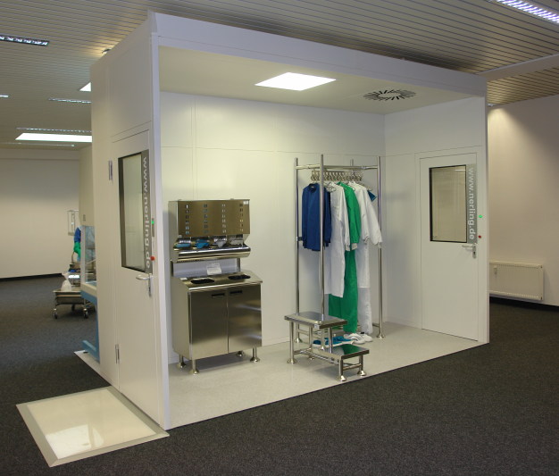 Reinraum-Schleuse im Showroom eingeweiht