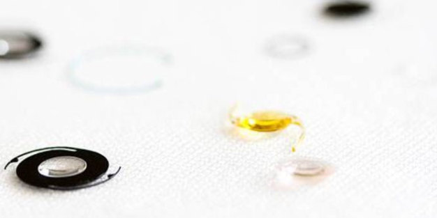 Eine ISO Klasse 7 Reinraumkabine zur Herstellung von Produkten für medizinische Augen-Implantate