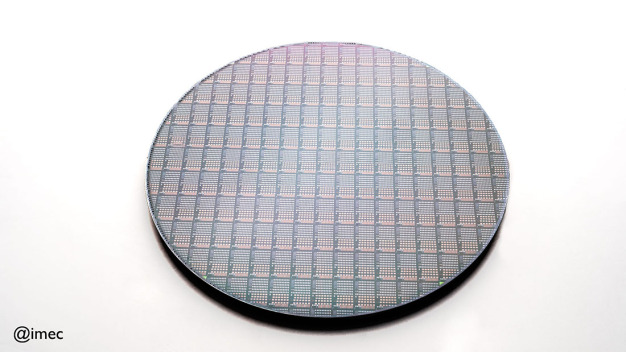 DFB-Laserchips gebondet auf einem 300-mm-Silizium-Photonik-Wafer. / DFB laser dies bonded onto a 300mm silicon photonics wafer.