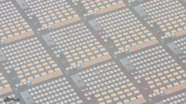 DFB-Laserchips, gebondet auf einen 300-mm-Silizium-Photonik-Wafer. / DFB laser dies bonded onto a 300mm silicon photonics wafer.