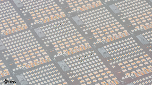 DFB-Laserchips, gebondet auf einen 300-mm-Silizium-Photonik-Wafer. / DFB laser dies bonded onto a 300mm silicon photonics wafer.