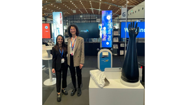 Elena Mantegazza, Produktspezialistin Pharmaclean® (rechts) und Sara Marelli, Export Inside Sales, auf den Lounges 2025.