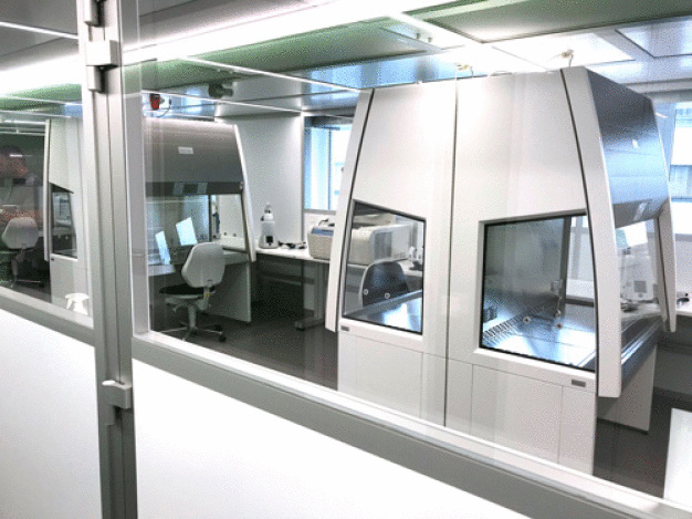 Sicherheitswerkbänke im Reinraum gewährleisten eine keimfreie Produktion der Impfstoffe. / Safety cabinets in the cleanroom ensure germ-free production of the vaccines Sicherheitswerkbänke im Reinraum gewährleisten eine keimfreie Produktion der Impfstoffe. / Safety cabinets in the cleanroom ensure germ-free production of the vaccines