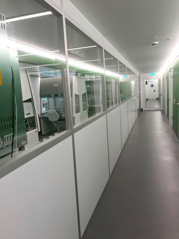 Das 100 qm große Reinraumlabor wurde speziell für die beengten Räumlichkeiten geplant und erreicht
die Reinraumklasse GMP B. / The 100-square-metre cleanroom laboratory was planned especially for the cramped spaces and achieves cleanroom class GMP B.