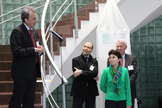 Dr. Liviu Jalba mit Angela Filote, Herbert von Bose und Christos Tokamanis bei der Eröffnungsfeier. (Fotos: Fraunhofer IPA / Nicole Göldner) / Dr. Liviu Jalba at the Opening Ceremony with Angela Filote, Herbert von Bose and Christos Tokamanis. (Pictures: Fraunhofer IPA / Nicole Göldner)