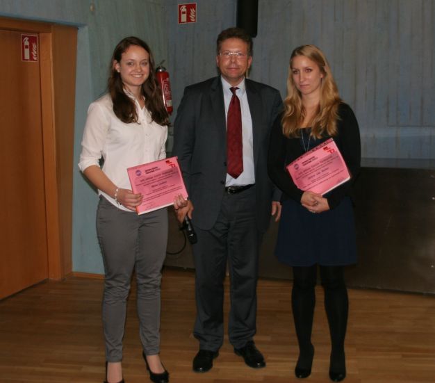 Die Preisträgerinnen Meike Lindner (links) und Janine van Bellen mit Dr. Werner Seiferlein (ISPE)