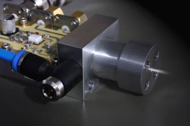 Kompakte, atmosphärische Plasmaquelle im 2,45 GHz-ISM-Band, u.a. geeignet zur Oberflächenaktivierung oder in der Medizin. (© FBH/D. Wolf) / Compact, atmospheric plasma source in the 2.45 GHz ISM band, suited e.g. for surface activation or medial applications. (© FBH/D. Wolf)