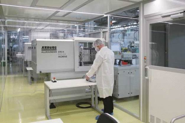 In the cleanroom CleanCell4.0®, the finished parts can be removed directly