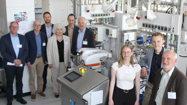 Feierliche Inbetriebnahme des Tellerseparators „Pathfinder“ und des Hochdruckhomogenisators „Panda plus“ am 2. Juni 2025 im PVZ mit Prof. Arno Kwade (r.h.) und Prof. Rainer Krull (2.v.l.h.) sowie Annette Wille (3.v.r.h.), Geschäftsführung GEA Germany GmbH. Bildnachweis: Karl Vorländer/TU Braunschweig / Ceremonial commissioning of the ‘Pathfinder’ plate separator and the ‘Panda plus’ high-pressure homogeniser on 2 June 2025 at the PVZ with Prof. Arno Kwade (right) and Prof. Rainer Krull (second from left) as well as Annette Wille (third from right), Managing Director of GEA Germany GmbH. Photo credits: Karl Vorländer/TU Braunschweig Feierliche Inbetriebnahme des Tellerseparators „Pathfinder“ und des Hochdruckhomogenisators „Panda plus“ am 2. Juni 2025 im PVZ mit Prof. Arno Kwade (r.h.) und Prof. Rainer Krull (2.v.l.h.) sowie Annette Wille (3.v.r.h.), Geschäftsführung GEA Germany GmbH. Bildnachweis: Karl Vorländer/TU Braunschweig / Ceremonial commissioning of the ‘Pathfinder’ plate separator and the ‘Panda plus’ high-pressure homogeniser on 2 June 2025 at the PVZ with Prof. Arno Kwade (right) and Prof. Rainer Krull (second from left) as well as Annette Wille (third from right), Managing Director of GEA Germany GmbH. Photo credits: Karl Vorländer/TU Braunschweig