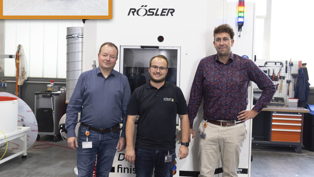 Die Abnahme der Schleppfinisher erfolgte bei Rösler in Untermerzbach durch Jürgen Preiser, Senior Manufacturing Engineer bei Smith+Nephew, Johannes Schorr sowie Sebastian Schuberth, Team Rösler (v.l.n.r.). (Foto: Rösler Oberflächentechnik GmbH) / The drag finishers were commissioned at the Rösler plant in Untermerzbach, Germany. The commissioning was handled by Jürgen Preiser, Senior Manufacturing Engineer at Smith+Nephew and Johannes Schorr and Sebastian Schuberth from the Rösler team (left to right). (Photo: Rösler Oberflächentechnik GmbH)