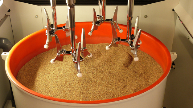 Für den zweiten Prozessschritt wird der Arbeitsbehälter einfach ausgetauscht. Das Polieren erfolgt trocken mit einem staubarmen Maiszellulose-Produkt. (Foto: MBN Präzisionstechnik GmbH) / For the second finishing stage, the processing bowl is simply exchanged with another one. The polishing stage takes place in dry mode with a maizorb media producing a minimum of dust. (Photo: MBN Präzisionstechnik GmbH) Für den zweiten Prozessschritt wird der Arbeitsbehälter einfach ausgetauscht. Das Polieren erfolgt trocken mit einem staubarmen Maiszellulose-Produkt. (Foto: MBN Präzisionstechnik GmbH) / For the second finishing stage, the processing bowl is simply exchanged with another one. The polishing stage takes place in dry mode with a maizorb media producing a minimum of dust. (Photo: MBN Präzisionstechnik GmbH)