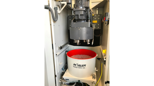Zur Bearbeitung von Hüftschäften ersetzt MBN Präzisionstechnik das manuelle Schleifen mit anschließender Elektropolitur durch einen zweistufigen, automatisierten Gleitschliffprozess. Der Rösler Schleppfinisher R 4/700 SF ermöglicht dabei die präzise Einzelteilbearbeitung von bis zu zwölf Hüftschäften gleichzeitig. Neben deutlichen Kosten- und Zeiteinsparungen resultieren daraus eine verbesserte und reproduzierbare Qualität. (Foto: MBN Präzisionstechnik GmbH) / For the targeted surface finishing of its hip stems, the MBN Präzisionstechnik replaced a manual grinding and subsequent electropolishing operation with a two-stage, fully automatic drag finishing process. The Rösler drag finisher, model R 4/700 SF, allows the simultaneous, precise finishing of twelve hip stems in one single operation. This resulted not only in significant cost savings and lower cycle times but also in a drastically improved quality and absolutely consistent finishing results. (Photo: MBN Präzisionstechnik GmbH) Zur Bearbeitung von Hüftschäften ersetzt MBN Präzisionstechnik das manuelle Schleifen mit anschließender Elektropolitur durch einen zweistufigen, automatisierten Gleitschliffprozess. Der Rösler Schleppfinisher R 4/700 SF ermöglicht dabei die präzise Einzelteilbearbeitung von bis zu zwölf Hüftschäften gleichzeitig. Neben deutlichen Kosten- und Zeiteinsparungen resultieren daraus eine verbesserte und reproduzierbare Qualität. (Foto: MBN Präzisionstechnik GmbH) / For the targeted surface finishing of its hip stems, the MBN Präzisionstechnik replaced a manual grinding and subsequent electropolishing operation with a two-stage, fully automatic drag finishing process. The Rösler drag finisher, model R 4/700 SF, allows the simultaneous, precise finishing of twelve hip stems in one single operation. This resulted not only in significant cost savings and lower cycle times but also in a drastically improved quality and absolutely consistent finishing results. (Photo: MBN Präzisionstechnik GmbH)