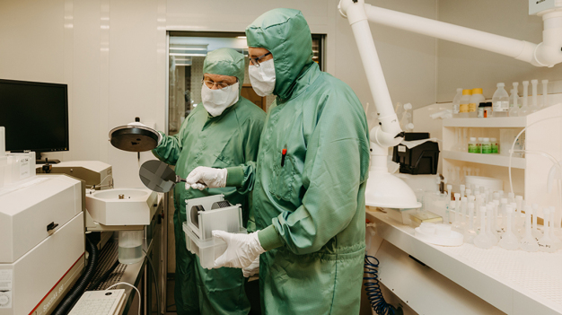 Die Aus- und Weiterbildung der Fachkräfte im Bereich der Mikrotechnologie wird unter anderem im Reinraum der Uni Magdeburg stattfinden. (Foto: Jana Dünnhaupt / Uni Magdeburg)